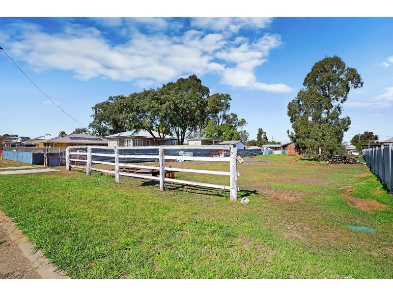 27 Donely Street, Oakey QLD 4401