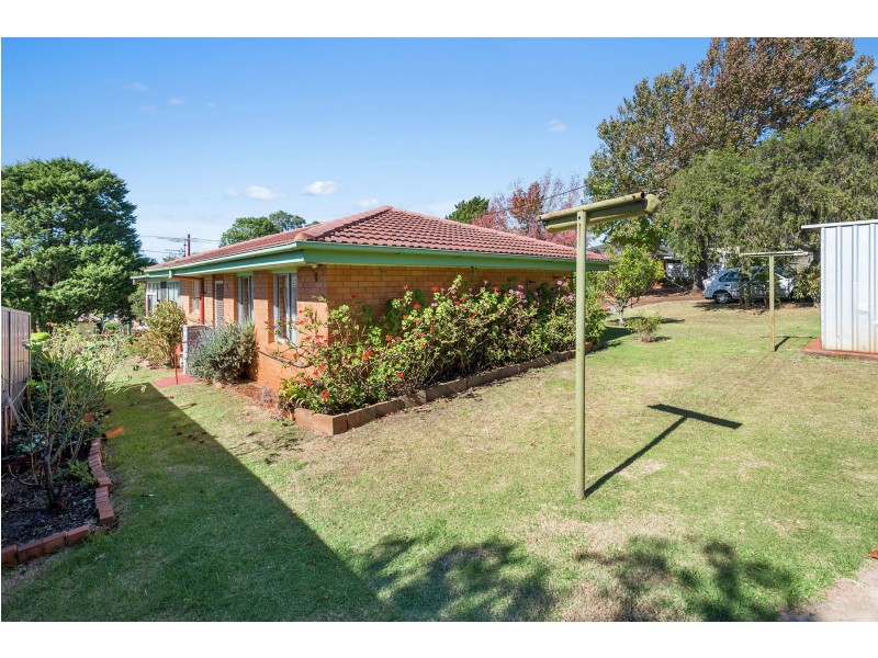 1 Lindgren Street, Centenary Heights QLD 4350
