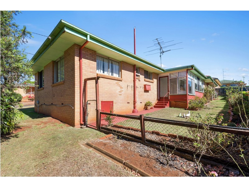 1 Lindgren Street, Centenary Heights QLD 4350