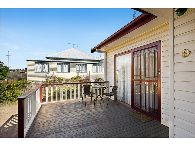 9 Burton Street, Harristown QLD 4350