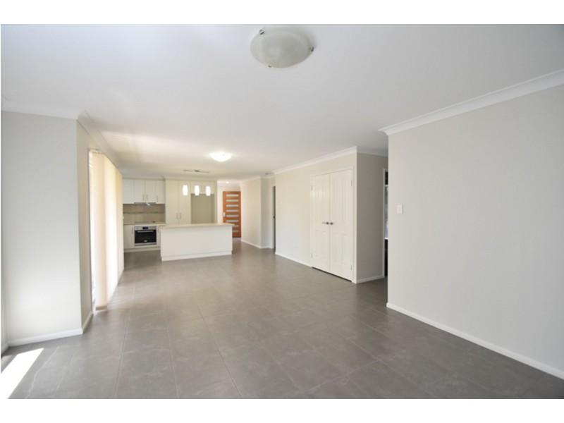 2/23b Charles Street, Newtown QLD 4350
