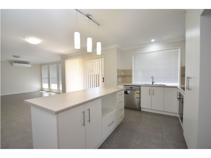 2/23b Charles Street, Newtown QLD 4350