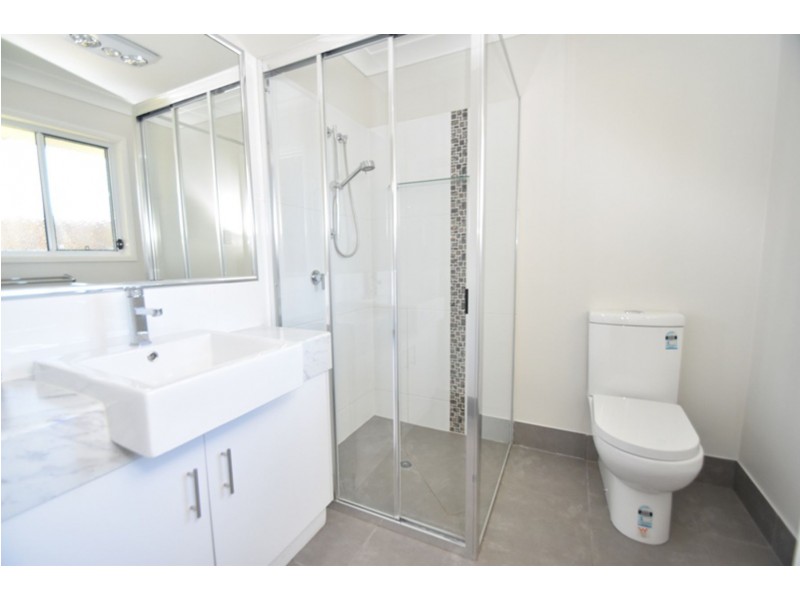 2/23b Charles Street, Newtown QLD 4350
