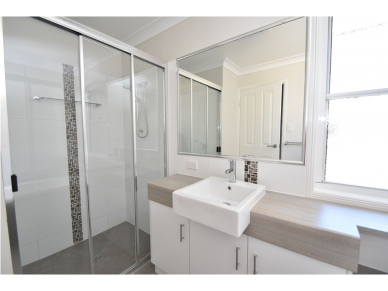 2/23b Charles Street, Newtown QLD 4350
