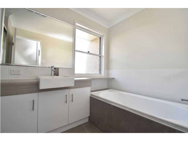 2/23b Charles Street, Newtown QLD 4350