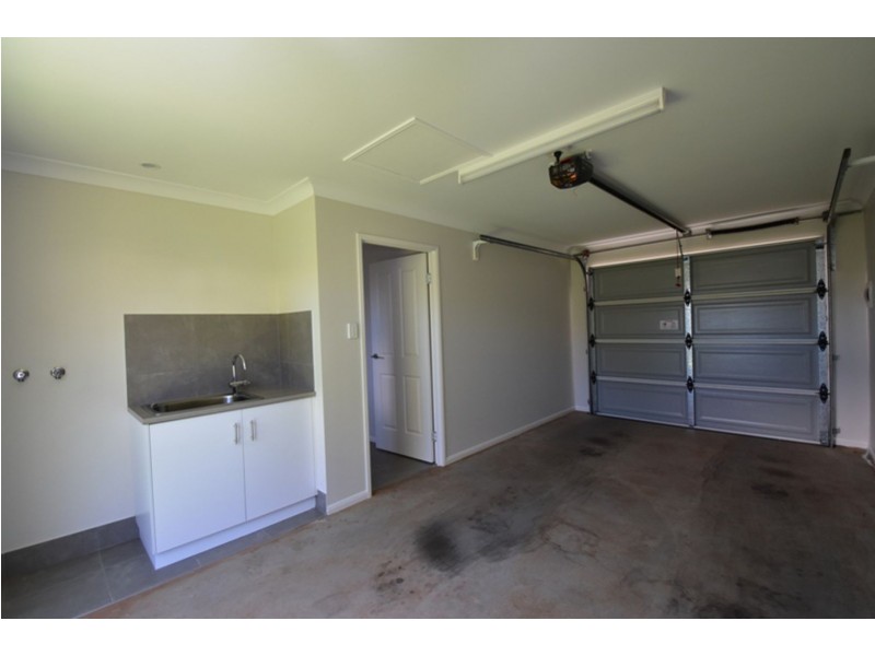 2/23b Charles Street, Newtown QLD 4350