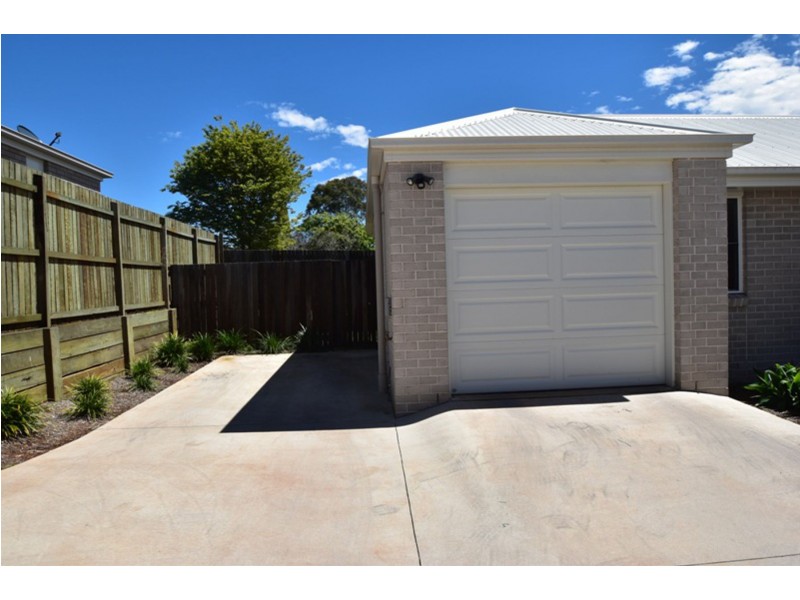 2/23b Charles Street, Newtown QLD 4350
