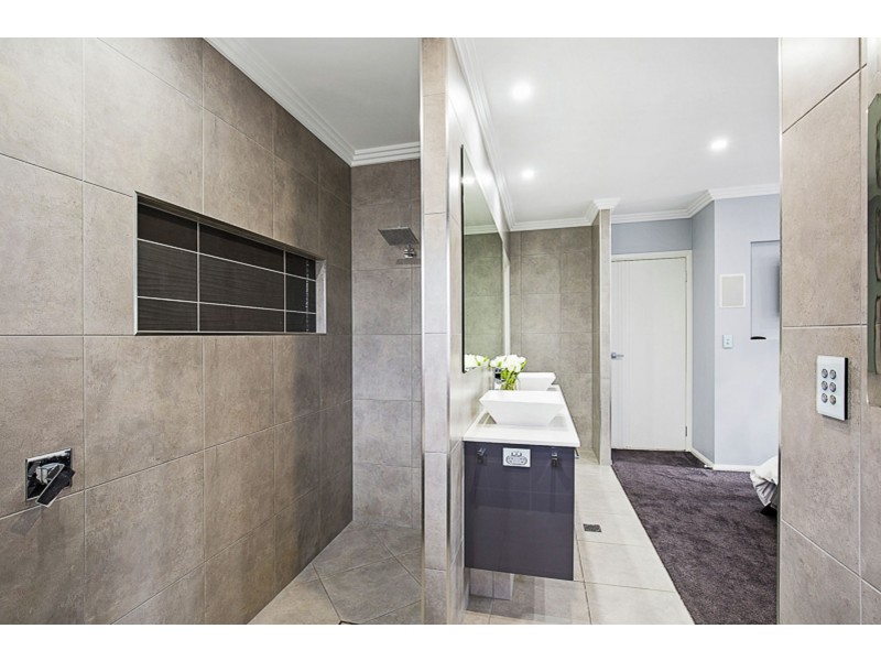 14 Kimdonn Drive, Withcott QLD 4352