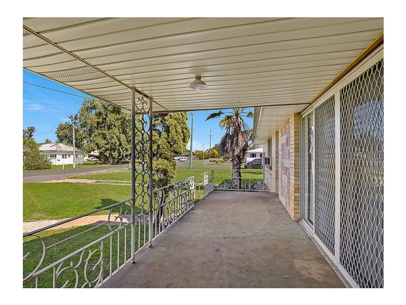 8 West Street, Oakey QLD 4401