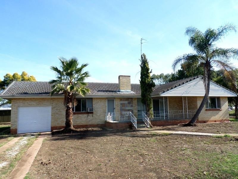 8 West Street, Oakey QLD 4401