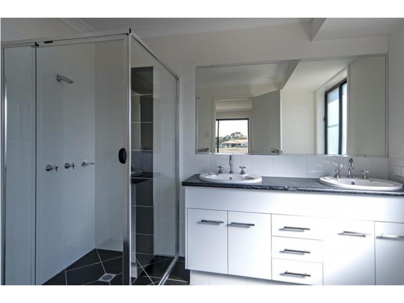 10 Calcutt Road, Gowrie Junction QLD 4352