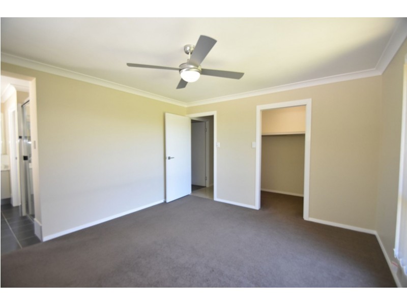 6 Argus Court, Middle Ridge QLD 4350