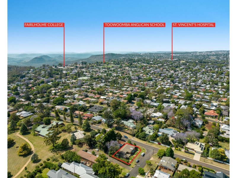 20 Glendower Street, Mount Lofty QLD 4350