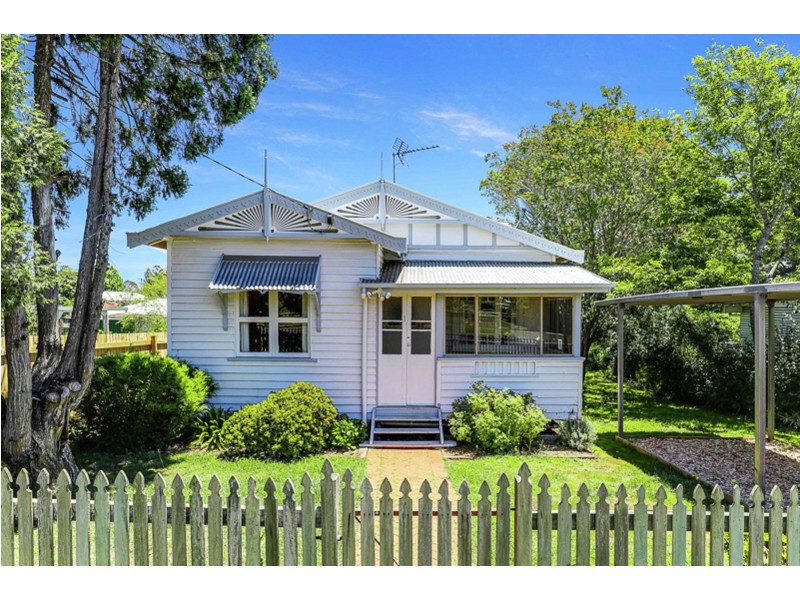 1 Llewellyn Street, Centenary Heights QLD 4350