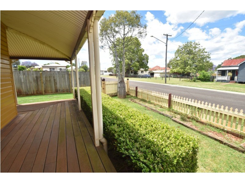 1 Glasgow Street, North Toowoomba QLD 4350