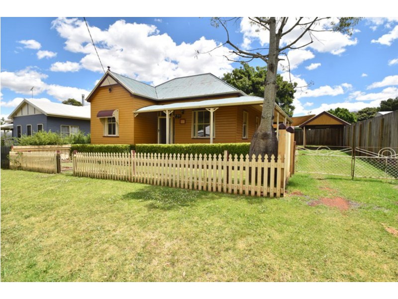 1 Glasgow Street, North Toowoomba QLD 4350
