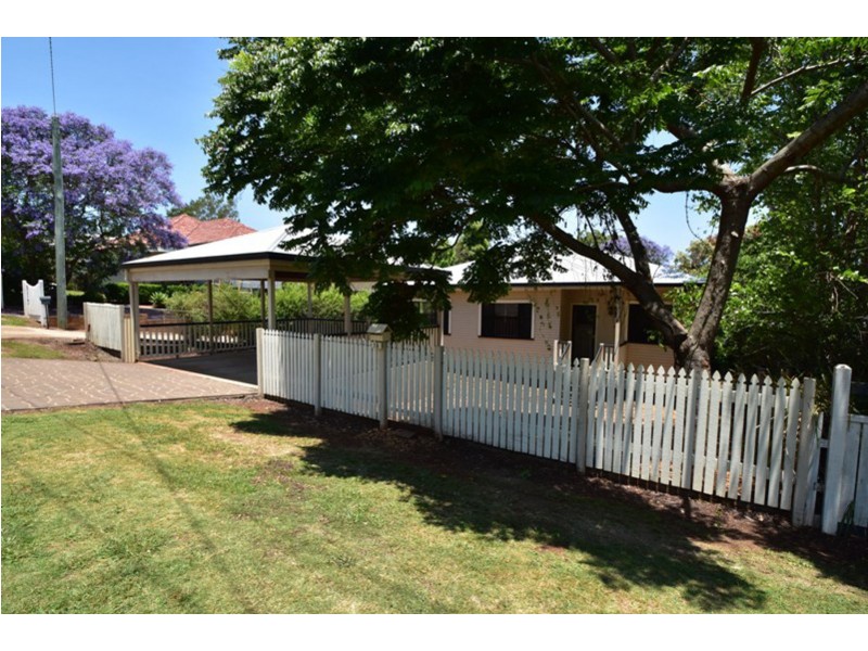 16 Barry Street, Mount Lofty QLD 4350