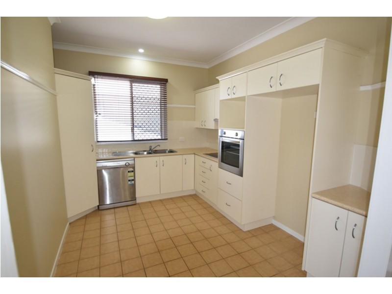 16 Barry Street, Mount Lofty QLD 4350
