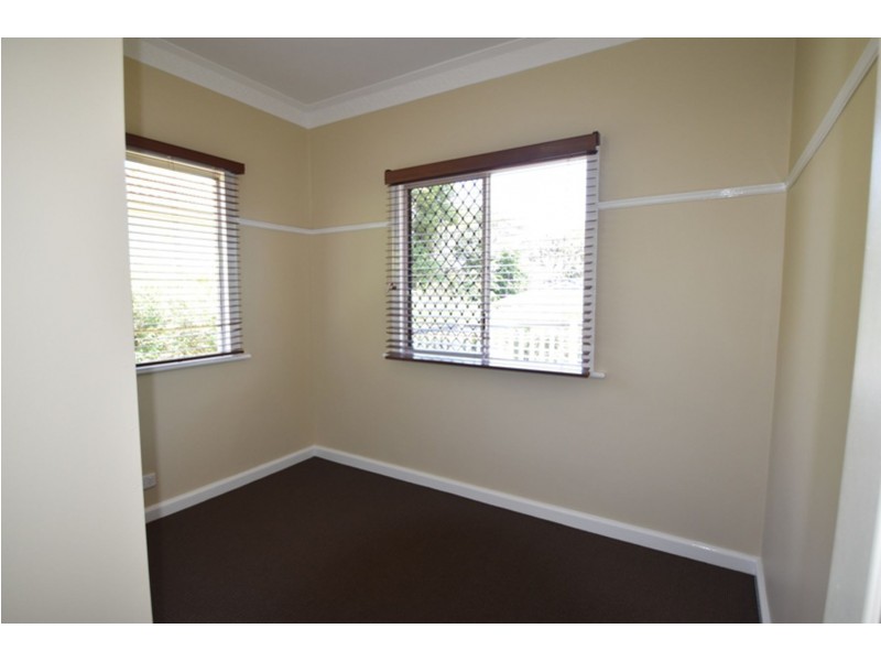 16 Barry Street, Mount Lofty QLD 4350