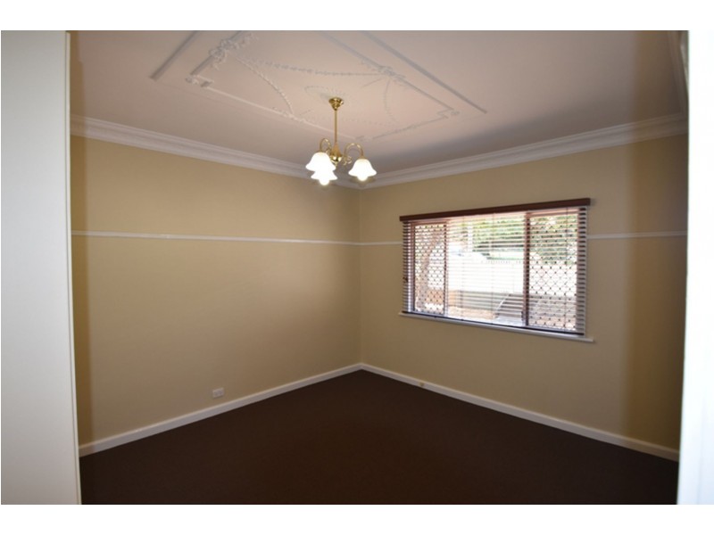 16 Barry Street, Mount Lofty QLD 4350