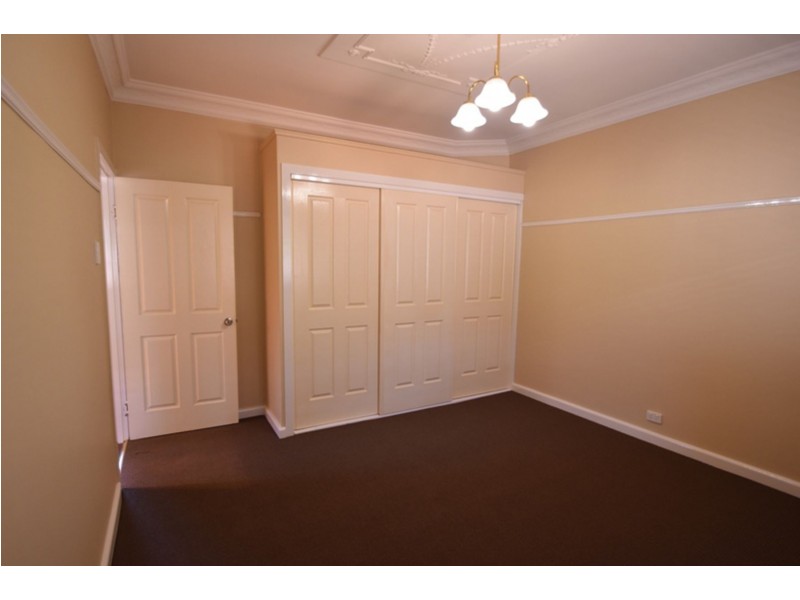 16 Barry Street, Mount Lofty QLD 4350