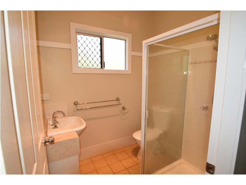 16 Barry Street, Mount Lofty QLD 4350