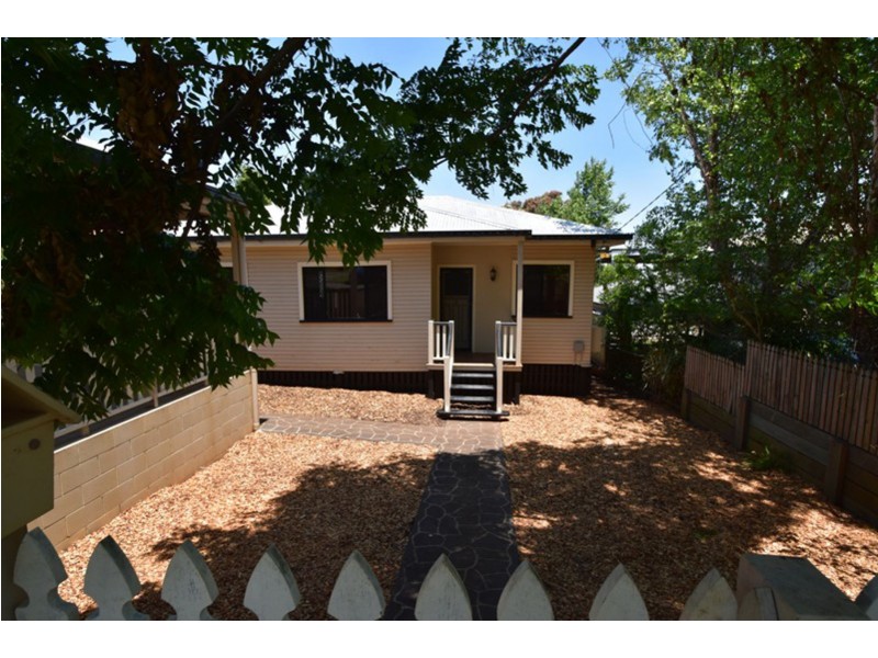 16 Barry Street, Mount Lofty QLD 4350
