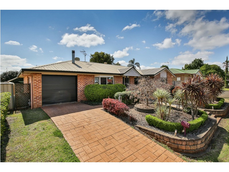 33 Gainsborough Drive, Glenvale QLD 4350