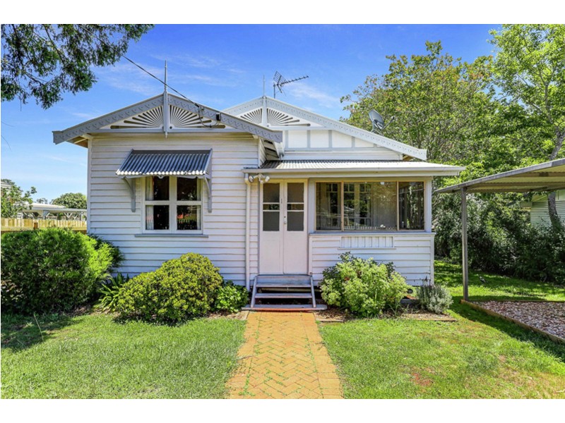 1 Llewellyn Street, Centenary Heights QLD 4350