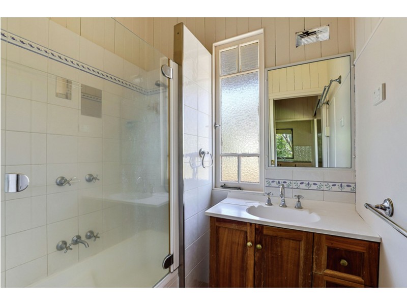 1 Llewellyn Street, Centenary Heights QLD 4350