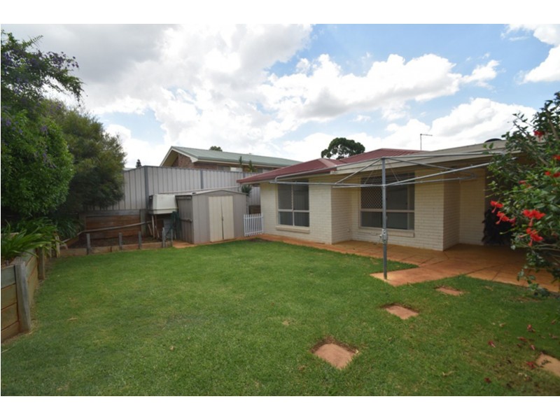 2/4 Araluen Court, Kearneys Spring QLD 4350