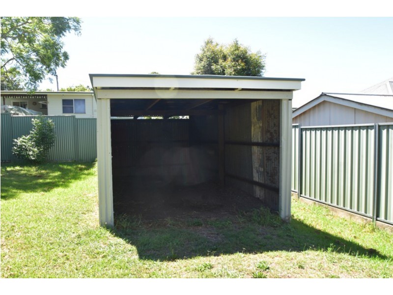 22 Esther Street, Mount Lofty QLD 4350