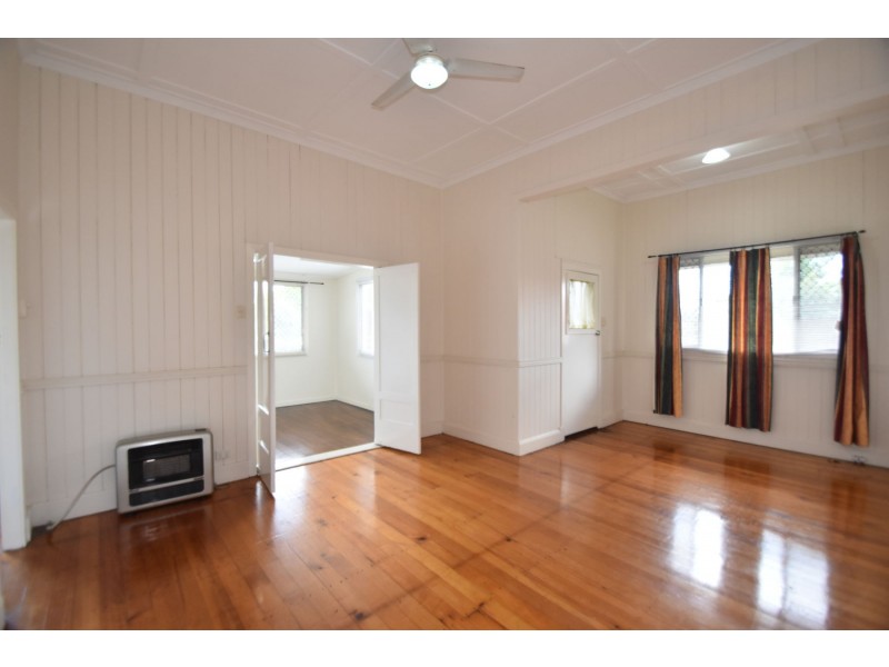 85 West Street, Newtown QLD 4350