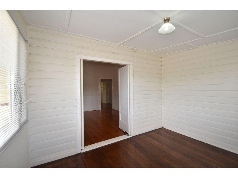 85 West Street, Newtown QLD 4350