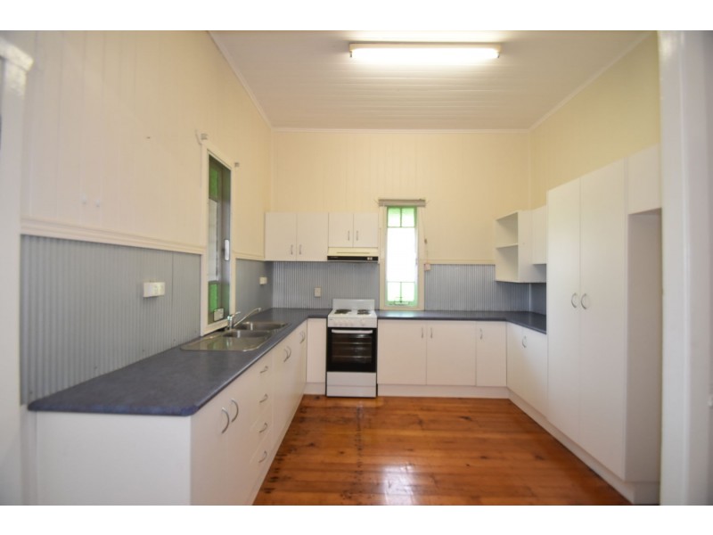 85 West Street, Newtown QLD 4350