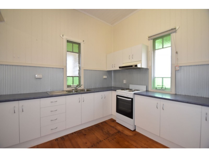 85 West Street, Newtown QLD 4350