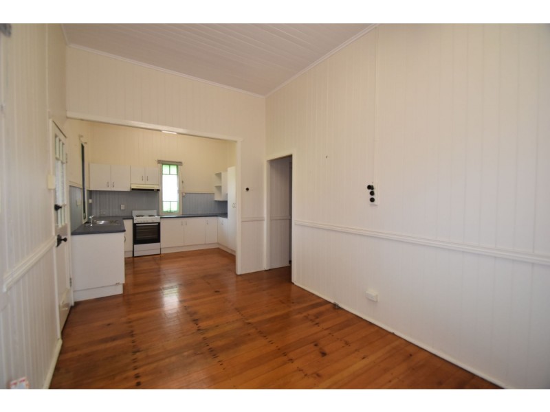 85 West Street, Newtown QLD 4350
