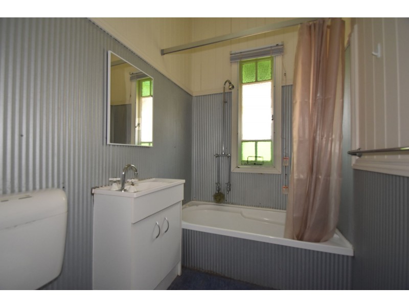 85 West Street, Newtown QLD 4350