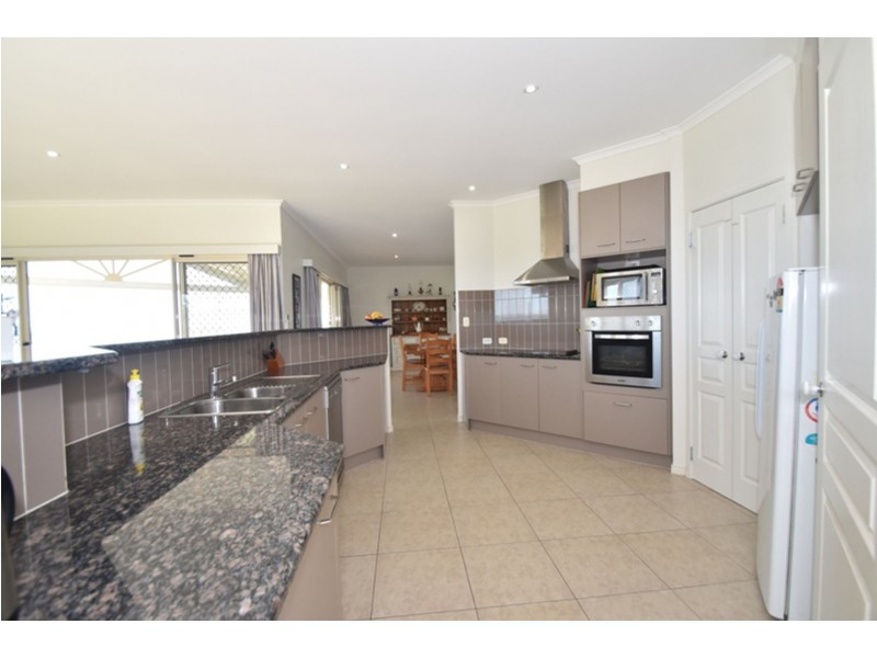 42 Panoramic Drive, Preston QLD 4352