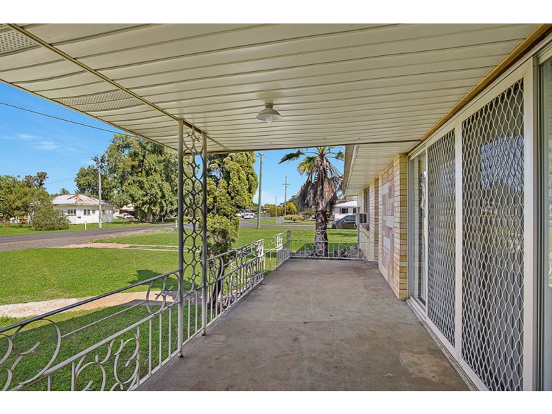 8 West Street, Oakey QLD 4401