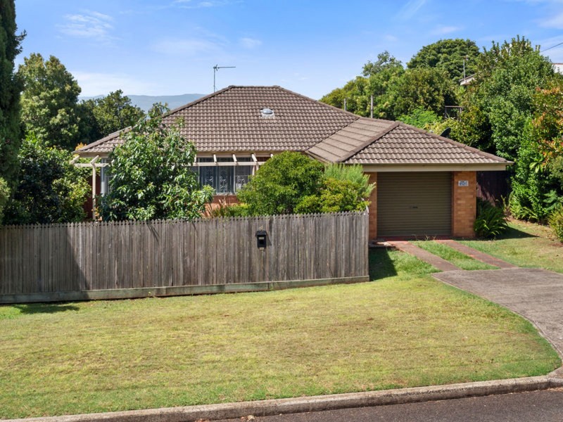 9 Ross Street, Mount Lofty QLD 4350