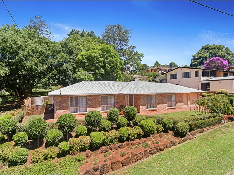 12 Ferguson Street, Mount Lofty QLD 4350