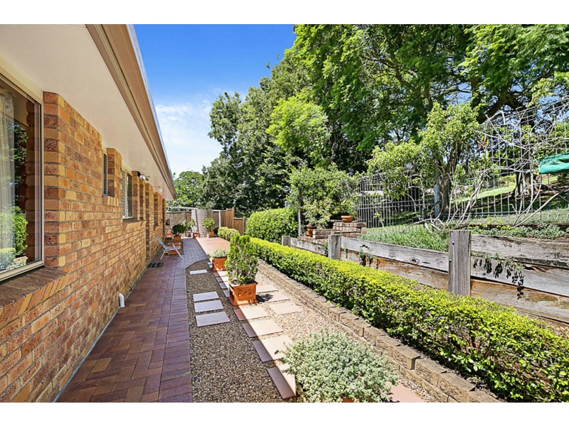 12 Ferguson Street, Mount Lofty QLD 4350