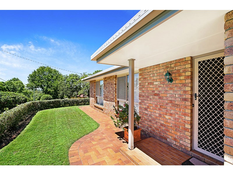 12 Ferguson Street, Mount Lofty QLD 4350