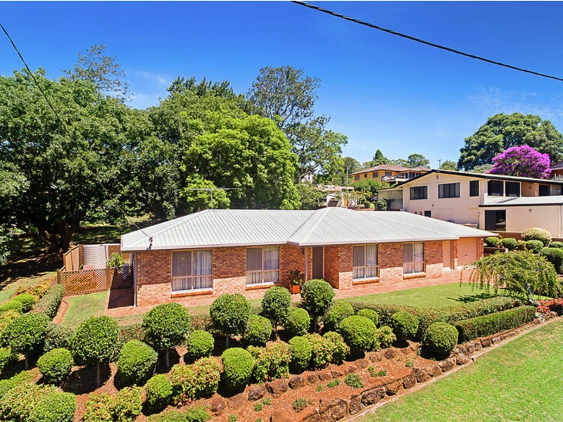 12 Ferguson Street, Mount Lofty QLD 4350