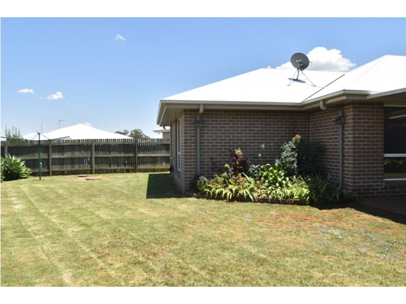 11 Blades Court, Middle Ridge QLD 4350