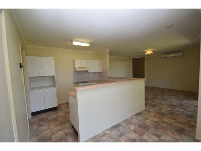 8 Moore Crescent, Wilsonton QLD 4350