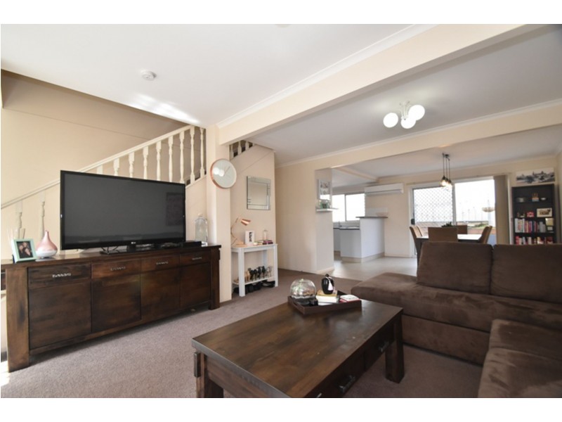 2/19a Gladstone Street, Newtown QLD 4350