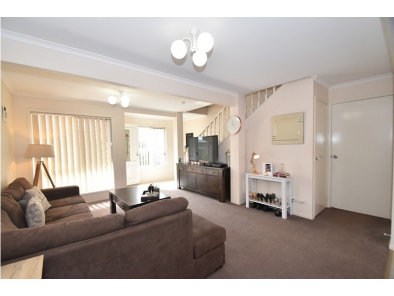 2/19a Gladstone Street, Newtown QLD 4350