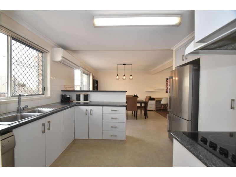 2/19a Gladstone Street, Newtown QLD 4350